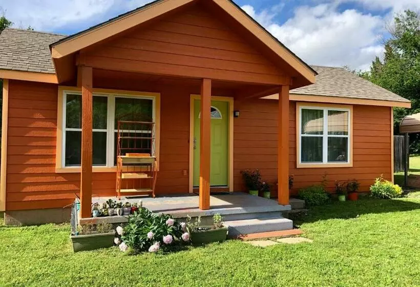 The Pumpkin Cottage Sleeps 9+crib +grill/firepit