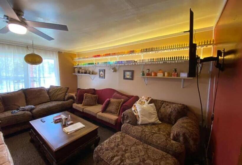 The Pumpkin Cottage Sleeps 9+crib +grill/firepit