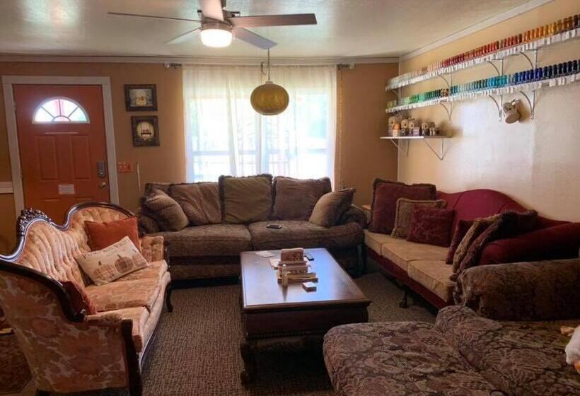 The Pumpkin Cottage Sleeps 9+crib +grill/firepit