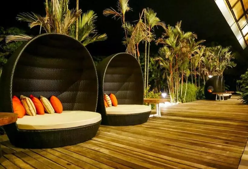 Hotelli The Firefly Resort