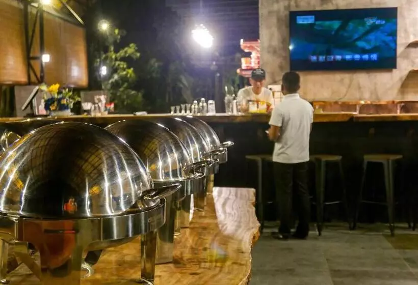 Hotelli The Firefly Resort