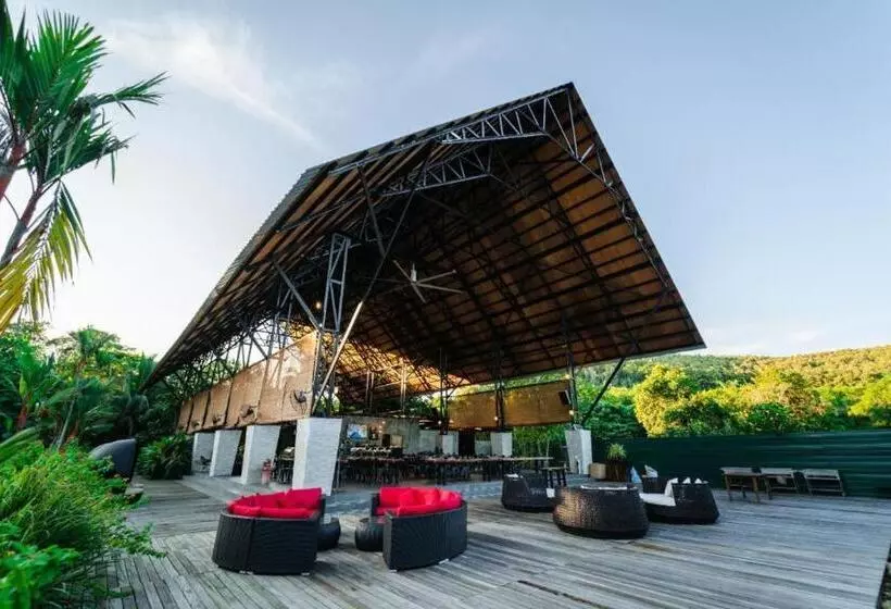 Hotelli The Firefly Resort