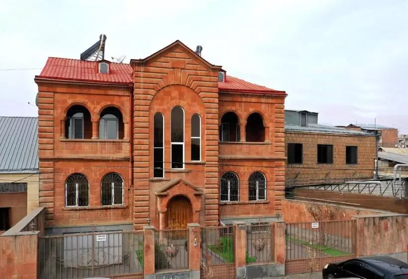 ペンション Najaryan’s Family Guest House