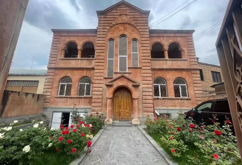 ペンション Najaryan’s Family Guest House