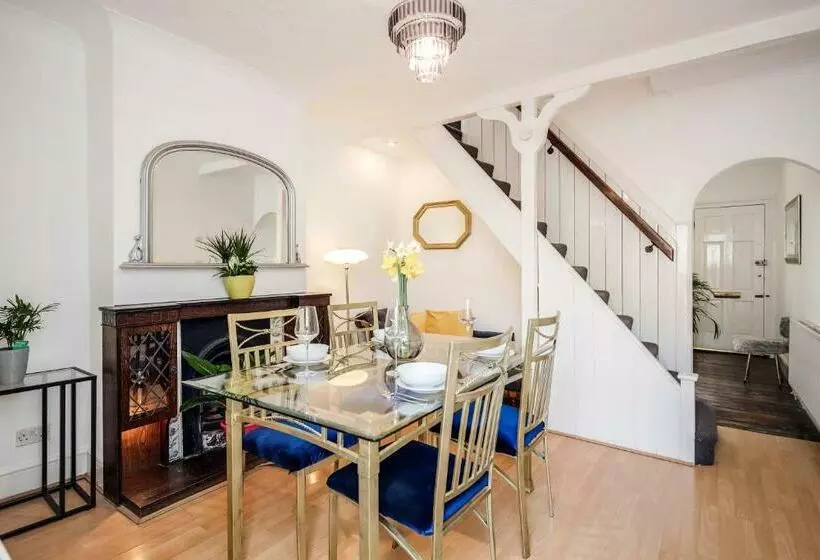 Stylish Tranquil Victorian Semi   Garden   Central