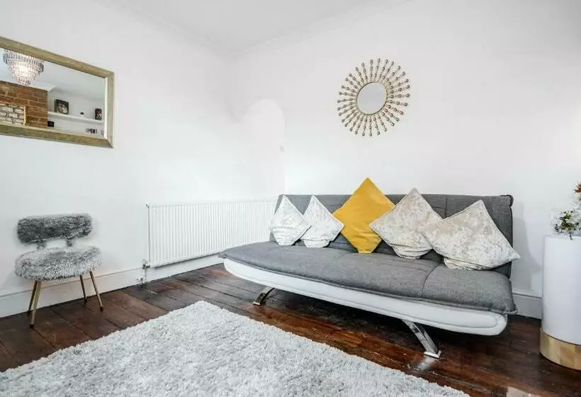 Stylish Tranquil Victorian Semi   Garden   Central