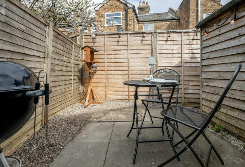 Stylish Tranquil Victorian Semi   Garden   Central