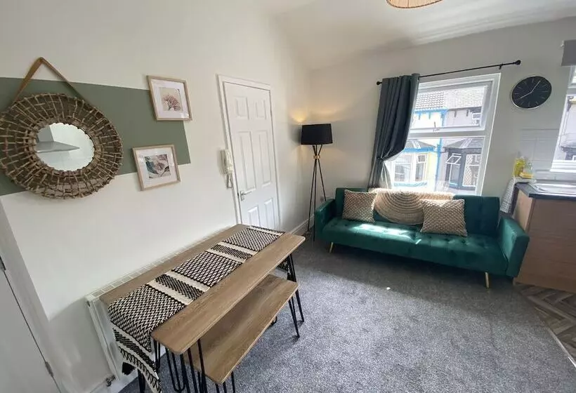 Blackpool Abode   Vance Road Star House