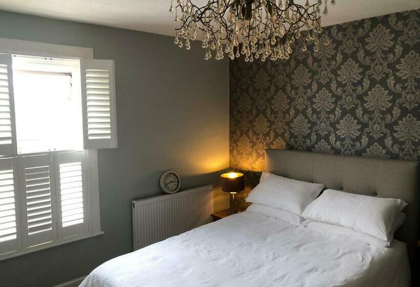 Homely Victorian Terraced Town House With Parking