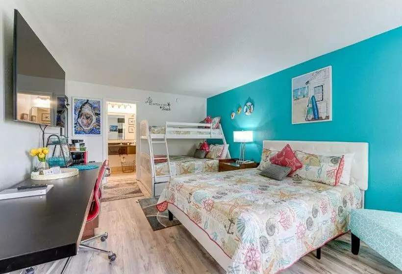 Sarasota Cay Club #612   Heated Pool, Bunk Beds, Huge Tv, Tiki Bar, More!