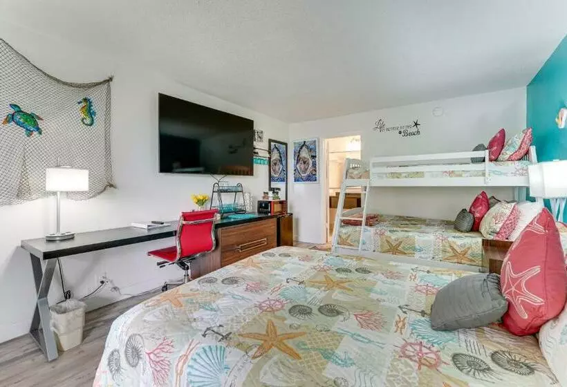 Sarasota Cay Club #612   Heated Pool, Bunk Beds, Huge Tv, Tiki Bar, More!