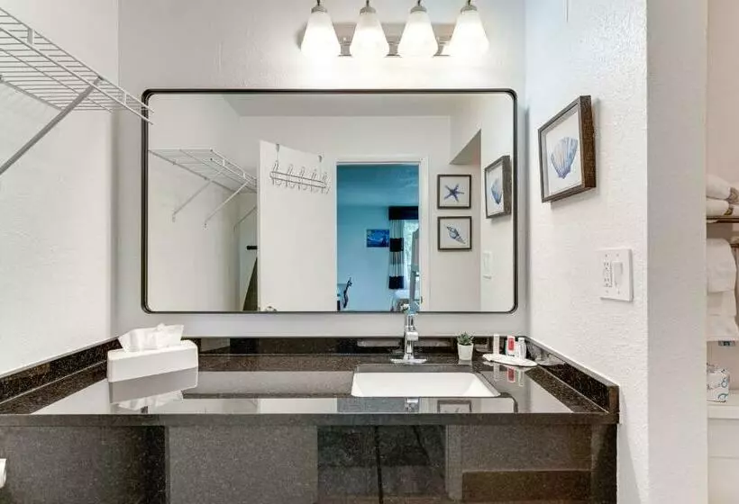 Sarasota Cay Club #612   Heated Pool, Bunk Beds, Huge Tv, Tiki Bar, More!