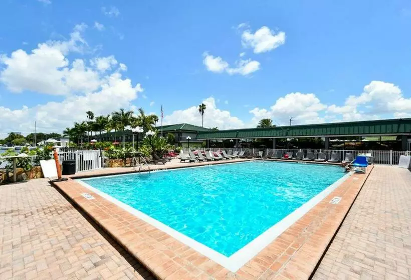 Sarasota Cay Club #612   Heated Pool, Bunk Beds, Huge Tv, Tiki Bar, More!