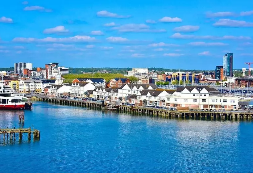 Charming 2 Bed Apartment In Eastleigh