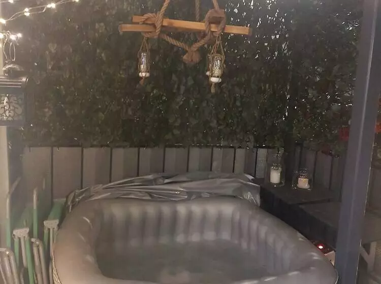 Charming 2 Bed Apartment In Eastleigh