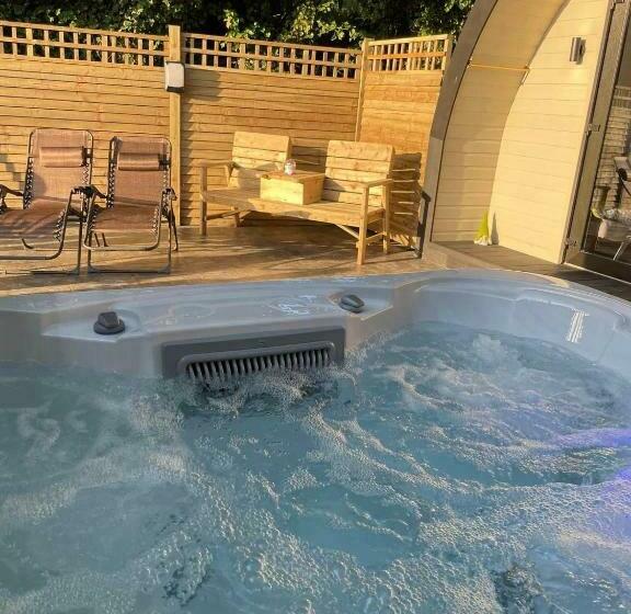 캡슐 호텔 Paddock Pod Sleeps 4 & Roofed Over Private Hot Tub & New Sauna