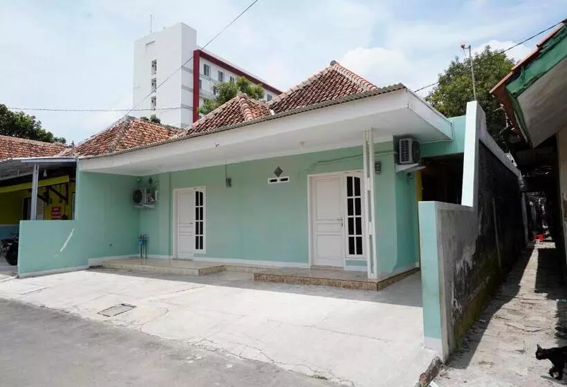 Hotelli Oyo 91389 Anggrek Residence Syariah