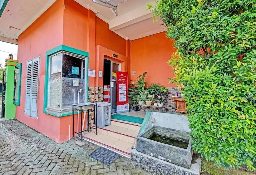 Spot On 91376 Hotel Bintang Flores