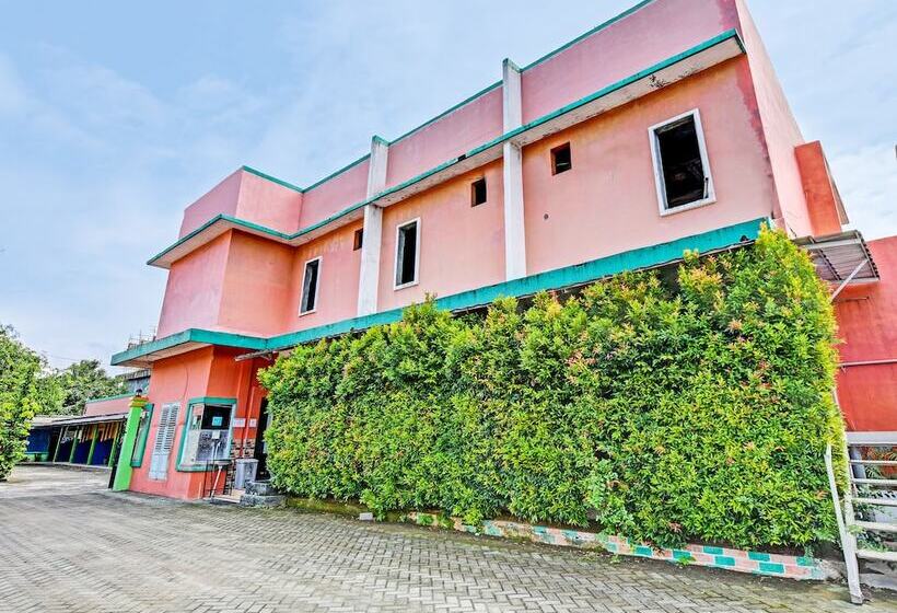 Spot On 91376 Hotel Bintang Flores