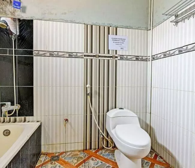 Spot On 91376 Hotel Bintang Flores