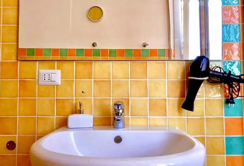 تختخواب و صبحانه Stanza E Bagno Privato, Idromassaggio Con Extra Fee, In Appartamento