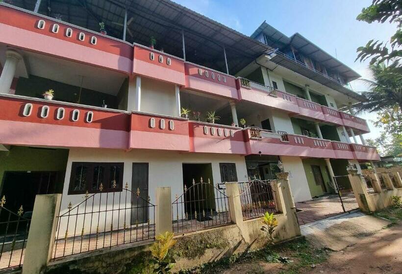 בית מלון כפרי Oyo 90650 Haiwa Beach Residency