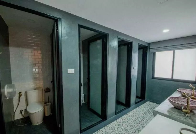 Lynlan Hostel & Cafe