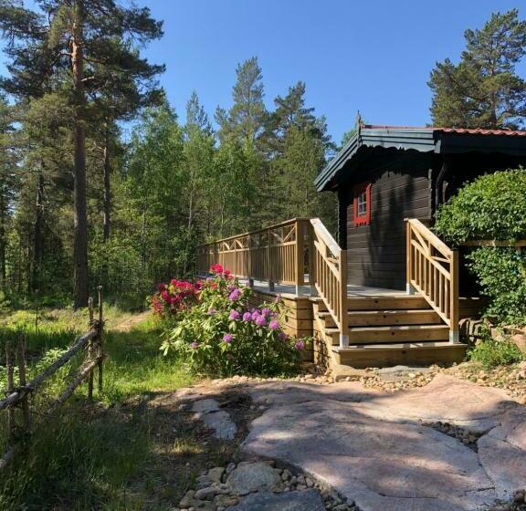 פנסיון Timber Cottages With Jacuzzi And Sauna Near Lake Vänern
