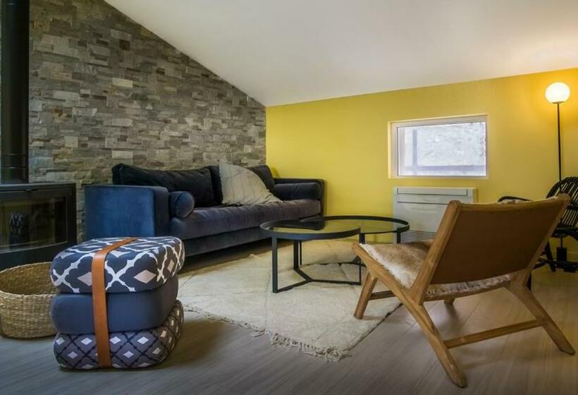 Belle Et Grande Maison De Village Au Bord De L Eau