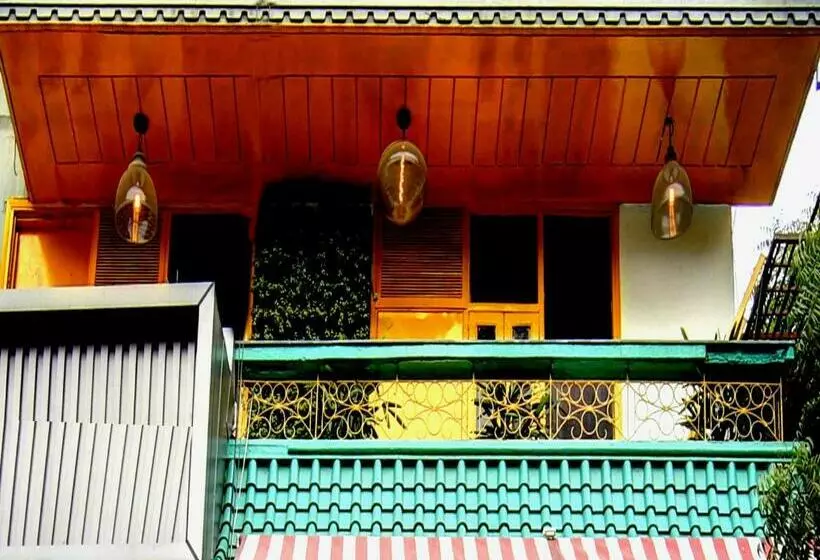 Majatalo Lime Stays B&b Gk 2 At Greater Kailash Metro South Delhi Nearby Saket Select City