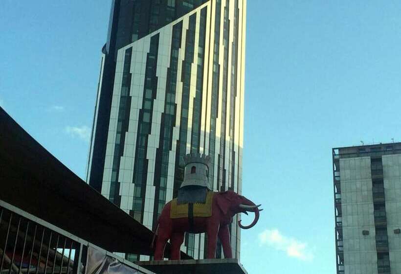 Charming 2 Bed House In London