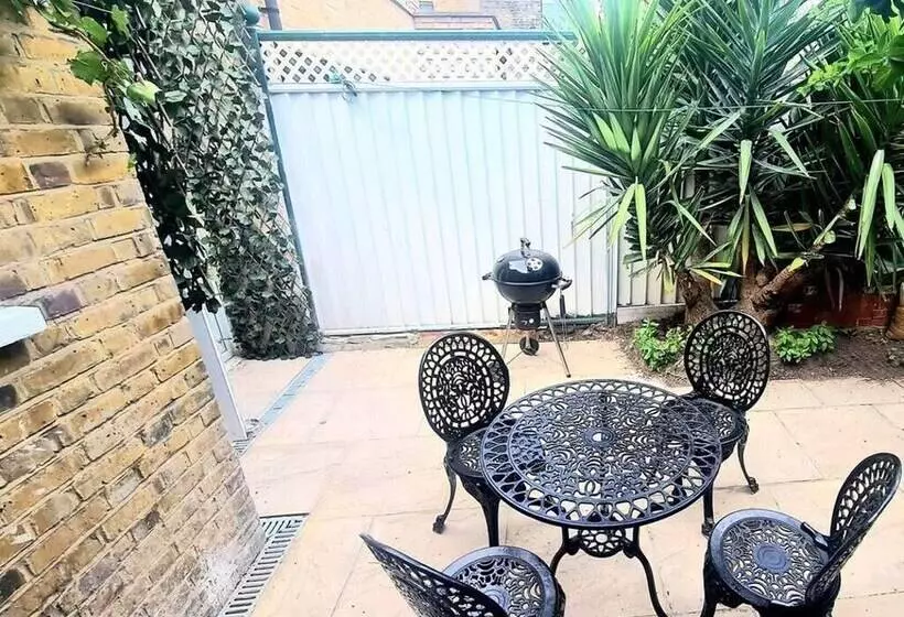 Charming 2 Bed House In London