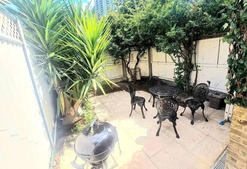 Charming 2 Bed House In London