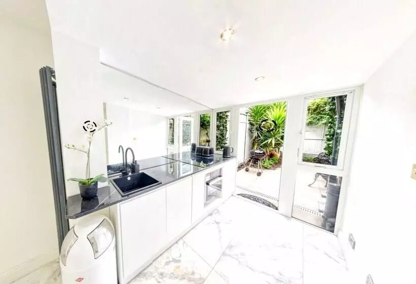 Charming 2 Bed House In London