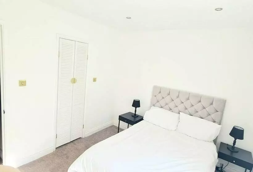 Charming 2 Bed House In London