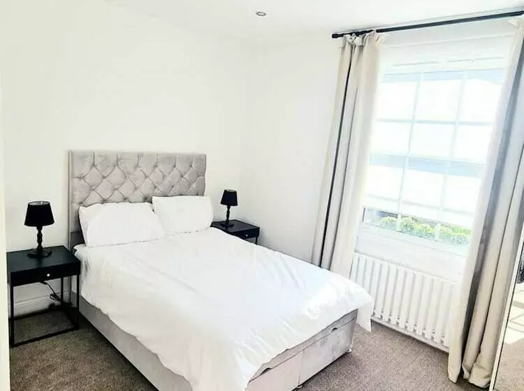 Charming 2 Bed House In London