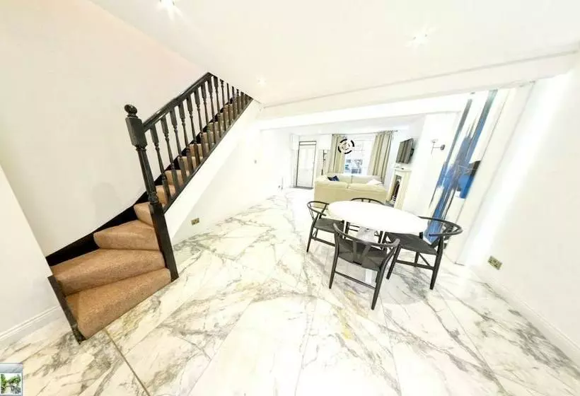 Charming 2 Bed House In London