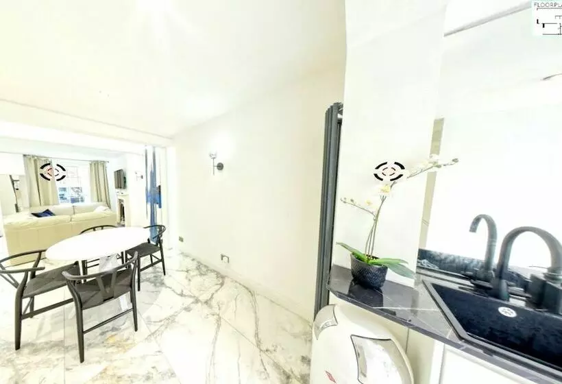 Charming 2 Bed House In London