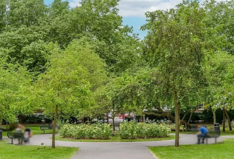 Charming 2 Bed House In London