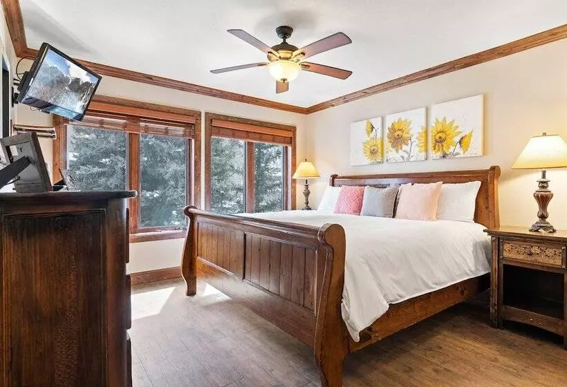 Ghostriders 11 By Avantstay Top Floor Condo W/ Large Patio & Mountain Views!
