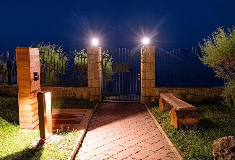 Пансион Epico Seafront & Garden Apartments