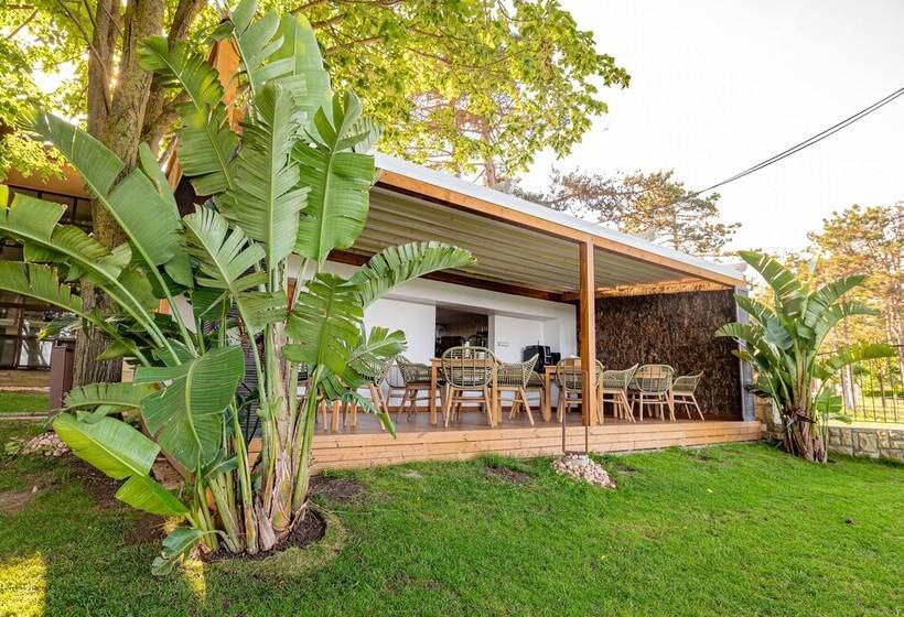 Пансион Epico Seafront & Garden Apartments