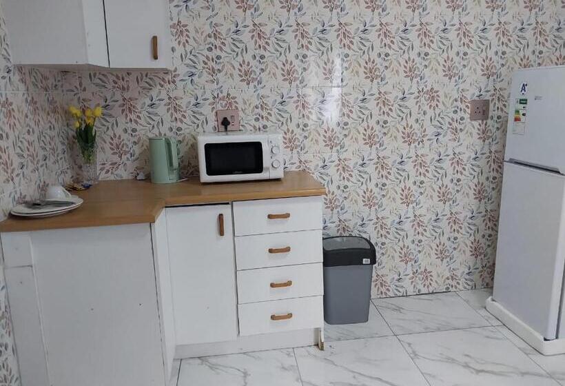 مبيت وإفطار 13 Maitland Road