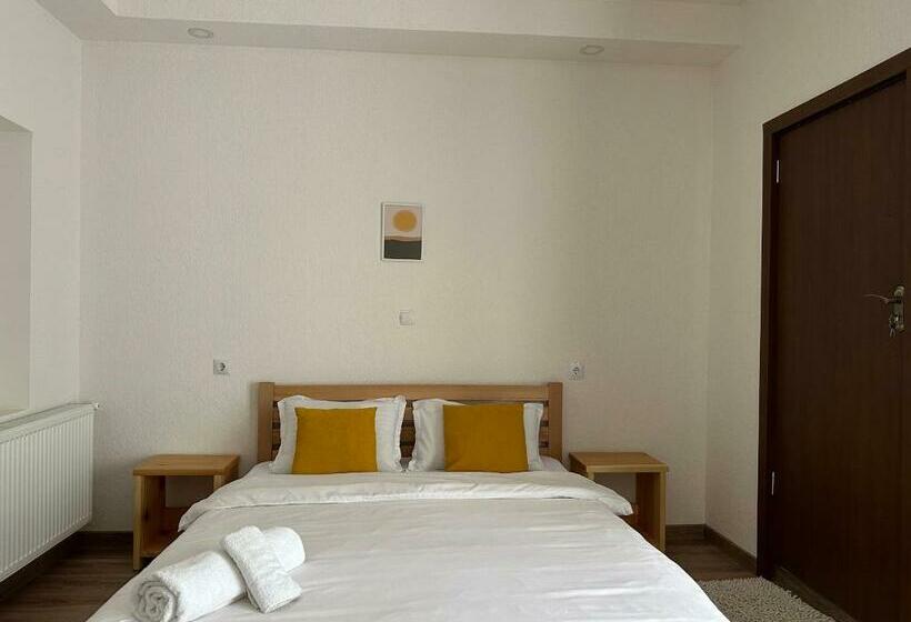 پانسیون White House Nakani   Guesthouse Near The Centre