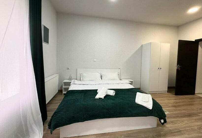 پانسیون White House Nakani   Guesthouse Near The Centre