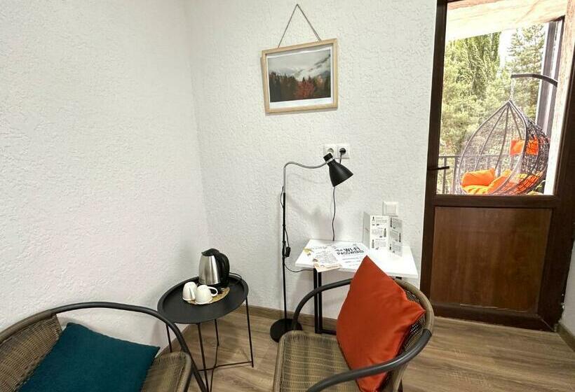 پانسیون White House Nakani   Guesthouse Near The Centre