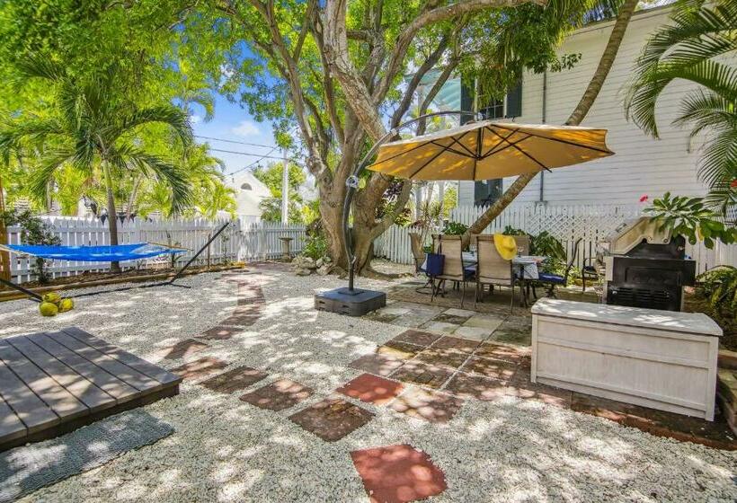 Spanish Lime Cottage By Avantstay Ideal Old Town Key West Location Month Long Stays Only