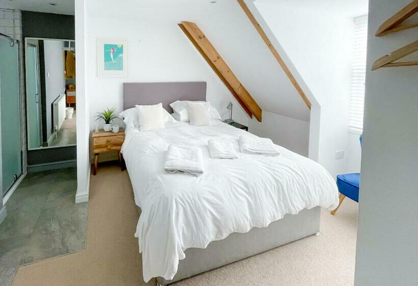 Sleeps 16 With Style And Space  And A Hot Tub!