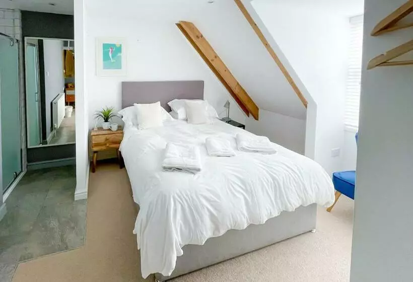 Sleeps 16 With Style And Space And A Hot Tub!