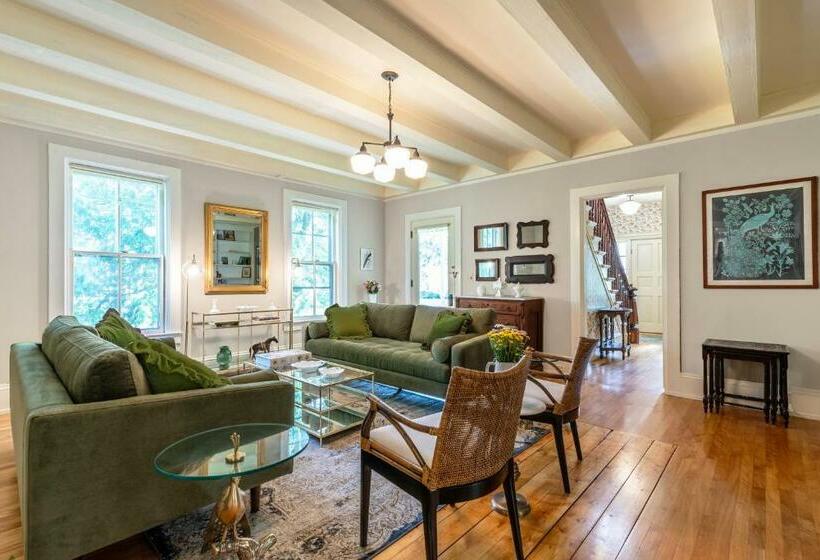 The School House   Walk To All Shops And Restaurants   New Remodel